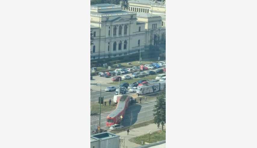 DRAMA U CENTRU SARAJEVA Tramvaj udario u kombi