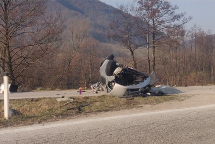 AUTOMOBIL POTPUNO SMRSKAN: Djevojka teško povrijeđena
