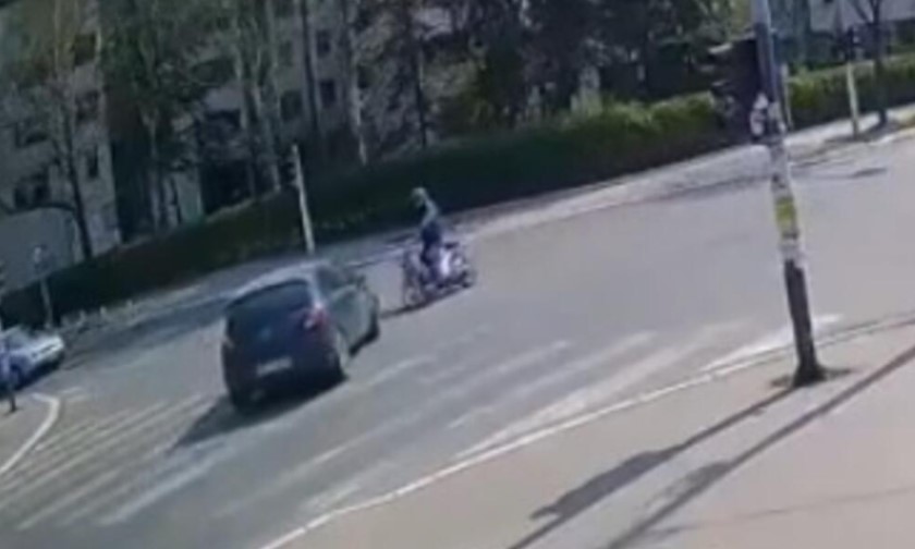 UZNEMIRUJUĆI SNIMAK: Udario motociklistu i pobjegao (VIDEO)