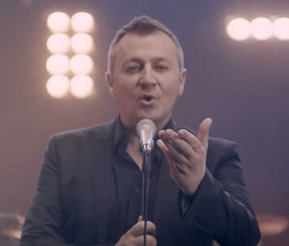 ZANIMLJIVI DETALJI IZ ŽIVOTA NEDELJKA BAJIĆA BAJE Pjevač vješto porodicu krije od očiju javnosti, a jednom prilikom objasnio i zašto