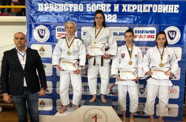ŠTA SE DEŠAVA? Omiljena turska glumica zabrinula fanove (FOTO)