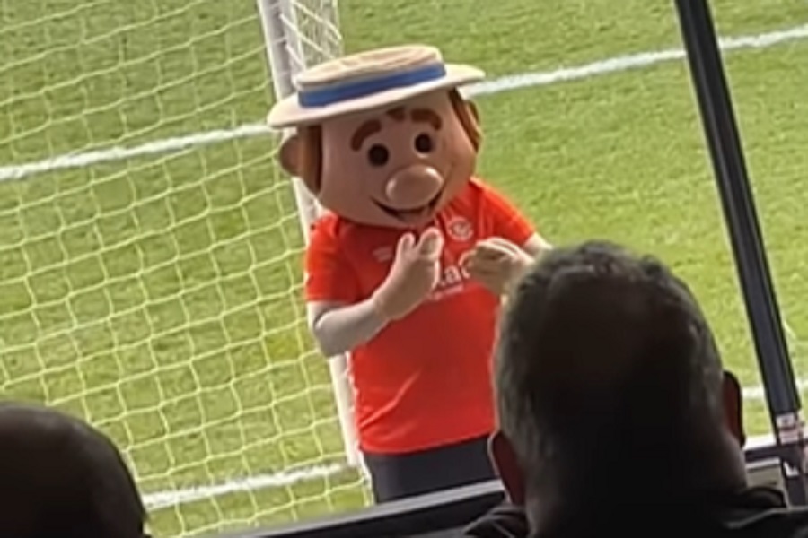 "SREĆNI HARI" IZ LATON TUANA do ludila dovodio suparničke navijače sa izrugivanjem! (VIDEO)