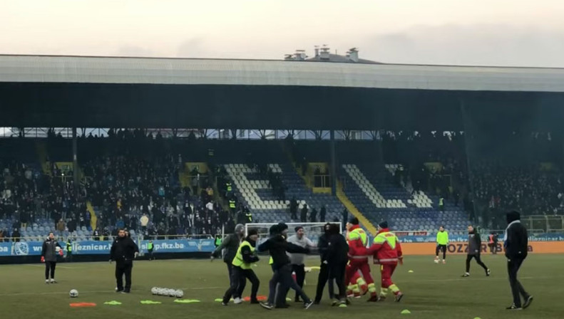 HAOS NA STADIONU U SARAJEVU Navijači utrčali na teren i napravili nered (VIDEO)