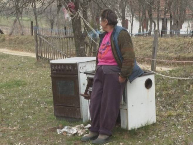 NEMOĆNOJ STARICI POTREBNA POMOĆ Život u trošnoj kući bez mokrog čvora, struje i vode njena je svakodnevica (VIDEO)
