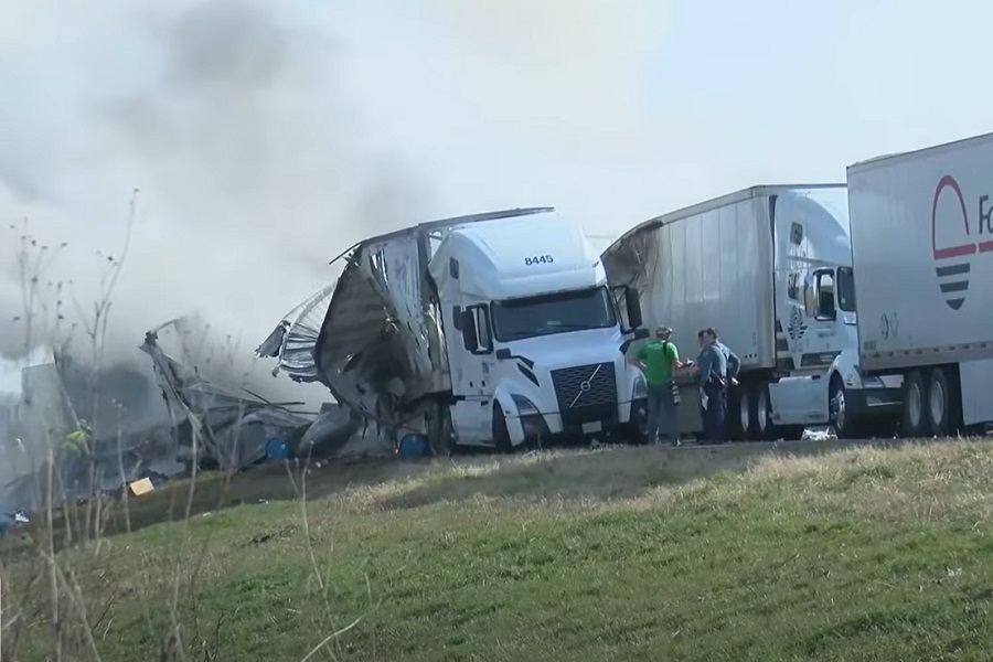 STRAVIČAN PRIZOR! Oko pedeset vozila u lančanom sudaru dok se broj žrtava još precizira! (VIDEO)