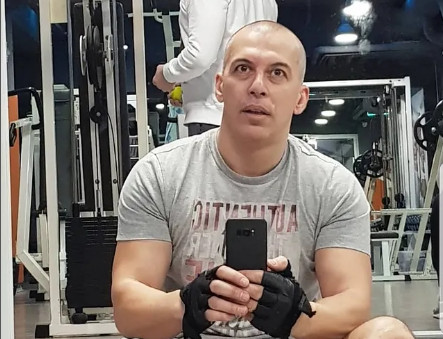 I UMETNIK MORA BITI ZDRAV! Topalko usred nastupa radi sklekove - i pjeva! (VIDEO)