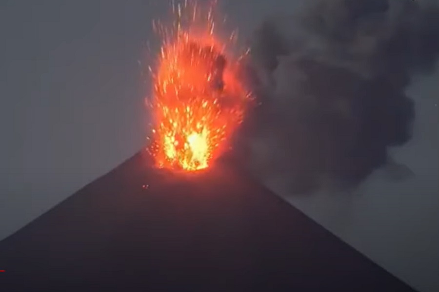 DRAMA NA SICILIJI Ponovo eruptirao vulkan Еtna, oblak se širi prema gradu