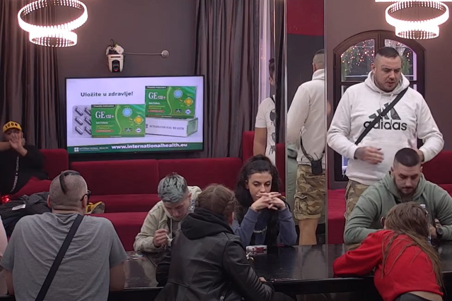 FILIP CAR GOVORIO NA PORODIČNOM SASTANKU, Napadnut zbog bahatosti! (VIDEO)