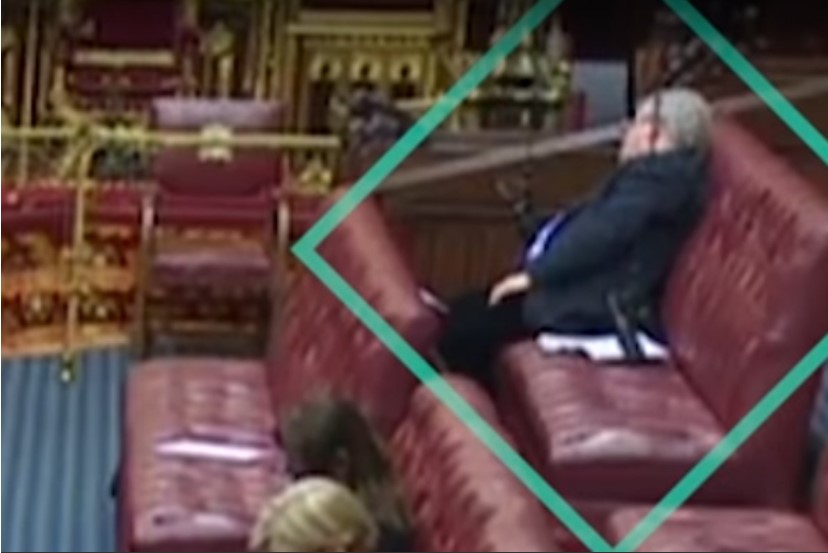 BRITANSKI PARLAMENTARAC ZASPAO TOKOM DEBATE Probudili ga, pa se pobunio! (VIDEO)