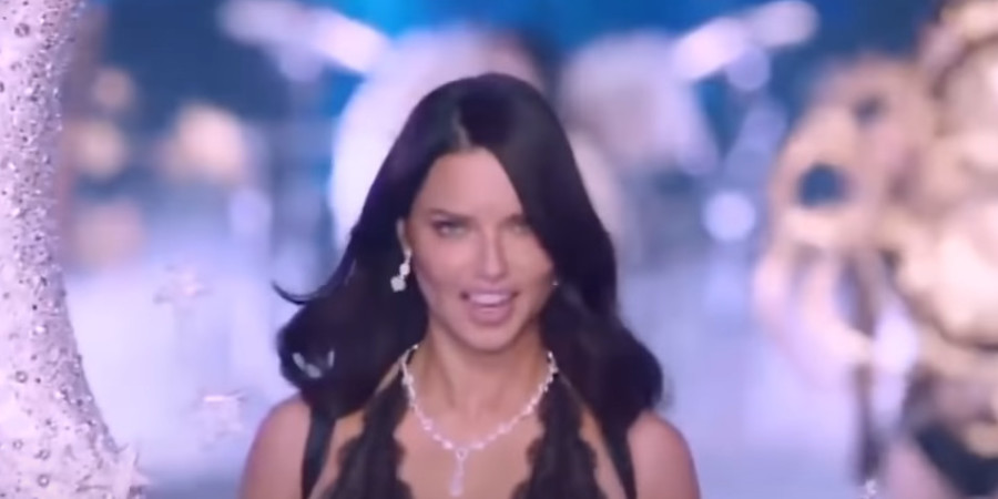 BIVŠA SNAJKA Adriana Lima pozirala sa srpskom zastavom (FOTO)