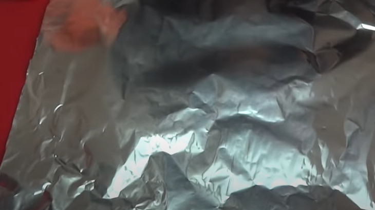 EFEKAT ĆE VAS ODUŠEVITI: Istrljajte kosu aluminijumskom folijom!