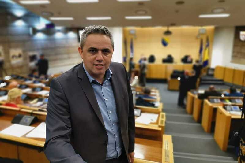 KRITIKE OPOZICIJE: Ekonomsku politiku Novalićeve vlade oslikava strip "Maxmagnus"