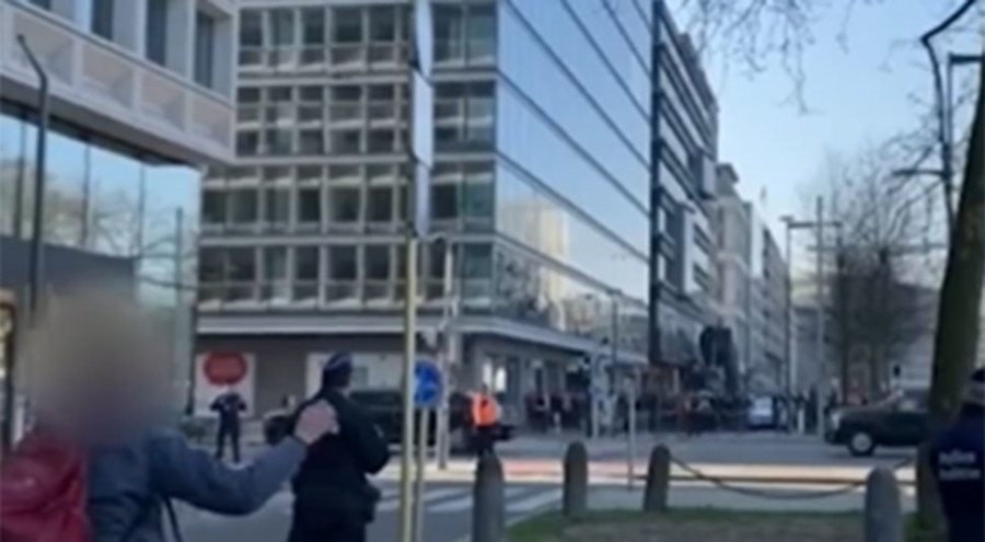 INCIDENT U BRISELU: Flašom gađao Bajdenovu kolonu (VIDEO)
