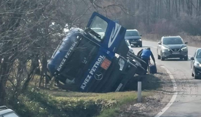 PORED SVE MUKE JOŠ I OVO: Prevrnula se cisterna kod Bijeljine
