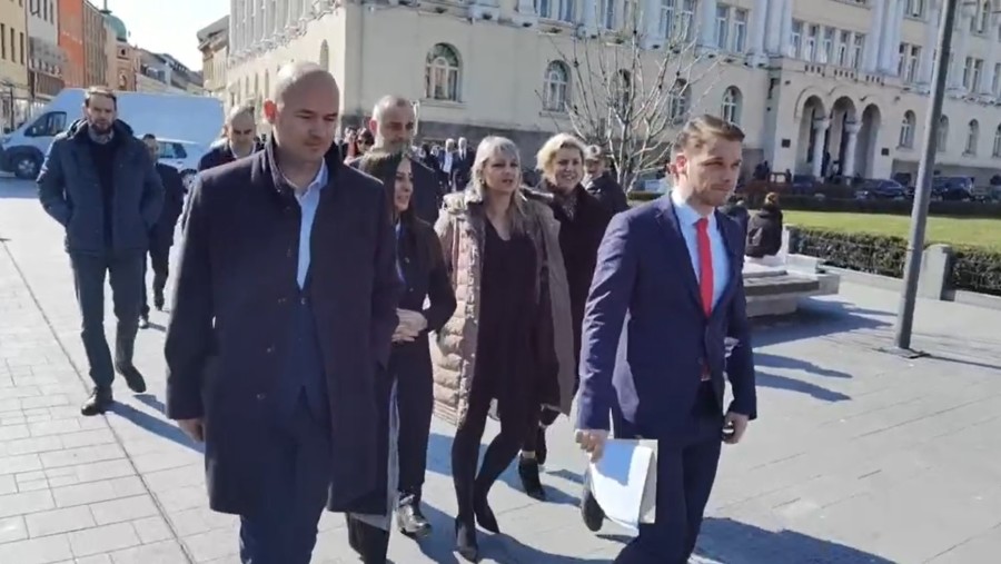 LIJEP JE DAN, PA SU PROŠETALI Stanivuković lično odnio pozivnicu za sastanak predsjednici Cvijanović (VIDEO)