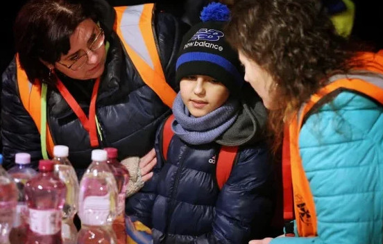 JEZIVO! Dječak iz Ukrajine na slovenačku granicu stigao sam! Na ruci imao napisan broj telefona!