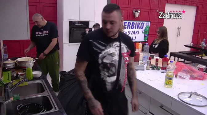 OPŠTI HAOS U KUHINJI! Car se drao na Irmu dok je spremao večeru za dvoje (VIDEO)