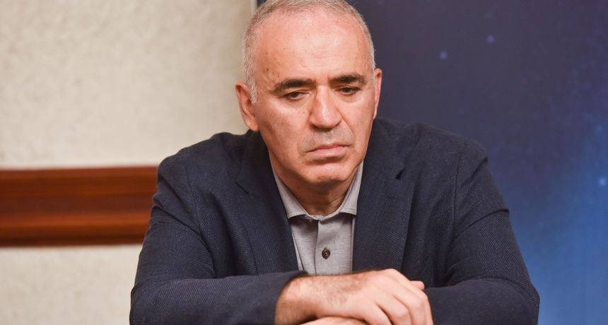 GARI KASPAROV UDARIO NA PUTINA!