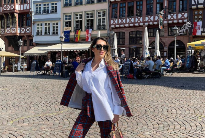 PRIVUKLA PAŽNJU FOTOGRAFIJOM STAROM PREKO 10 GODINA: Ovako je Hana izgledala na ljetovanju u Vodicama