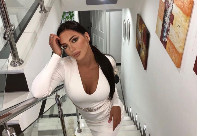 BOMBASTIČNA ZADNJICA! Helena Topalović uzburkala javnost vrelim pozama! (FOTO)