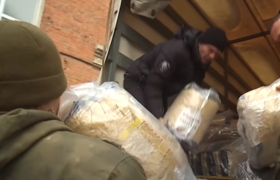 RADNICI ODBILI UTOVARITI HUMANITARNU POMOĆ: Odustali kada su vidjeli šta je "materijal"