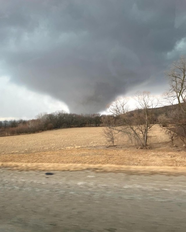 OGROMNI TRAGOVI ŠTETE Tornado odnio najmanje 14 života