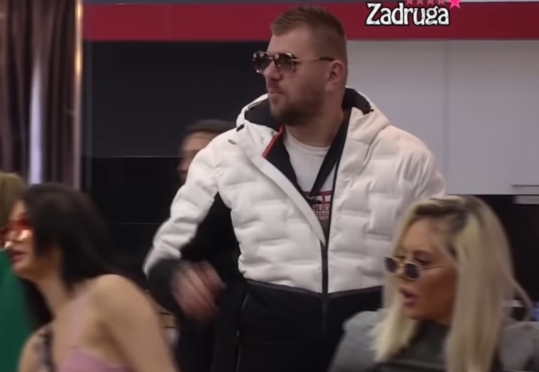JANJUŠ DOBIO POKLON! Da li je Maja uspjela da ga iznenadi?