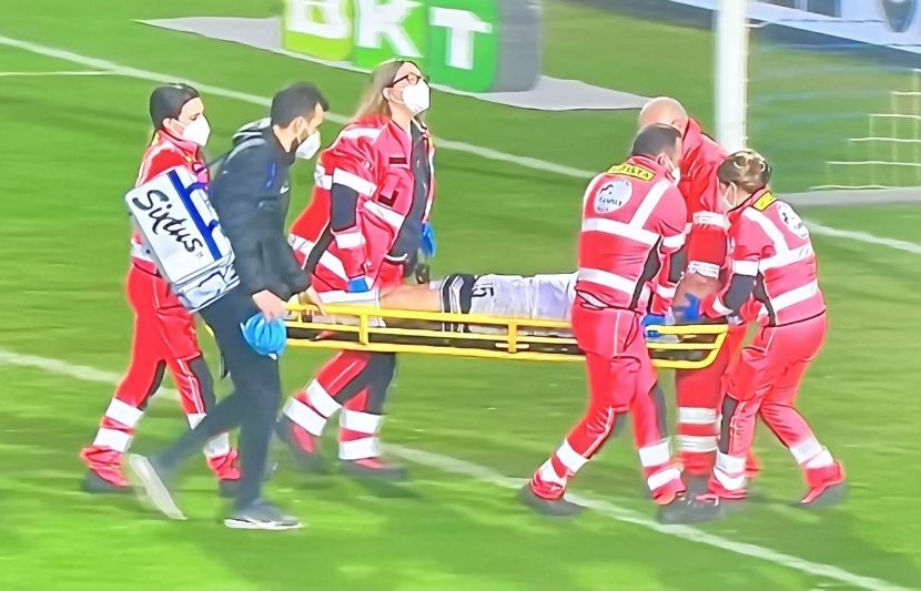 DRAMA U ITALIJI: Reprezentativac Poljske hitno prebačen u bolnicu tokom meča (VIDEO)