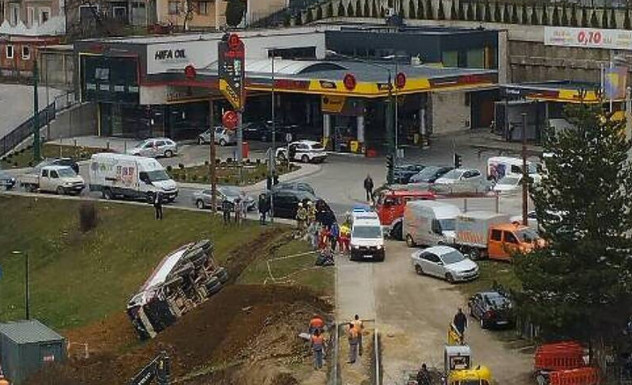 IZBJEGNUTA KATASTROFA! Osvanuo snimak prevrnutog kamiona sa Alipašinog polja (VIDEO)