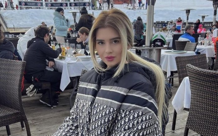 JAGODE ŠLAG I ŠAMPANJAC: Mitrovićeva kćerka psu slavila rođendan u restoranu u Parizu (FOTO)