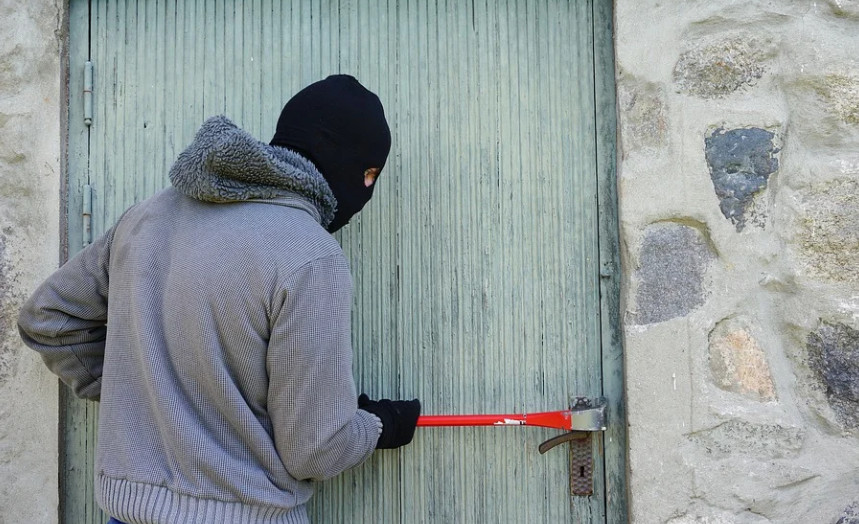 ŠOK U VRANJU! Obio stalak u crkvi i ukrao novac, a svještenik skočio kroz prozor!