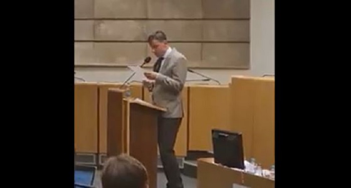 TRAGIKOMEDIJA NA DRUŠTVENIM MREŽAMA Novalić čitao cijene: Jaja 3,10 KM, fileti 8,10, narandže nisu važne… (VIDEO)