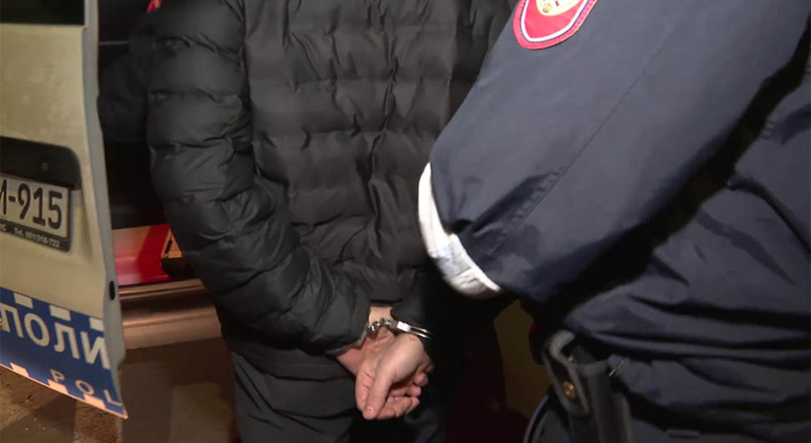 POLICIJA PROCESUIRA OSUMNJIČENOG U BANJALUCI Osoba se tereti za pokušaj ubistva Dele