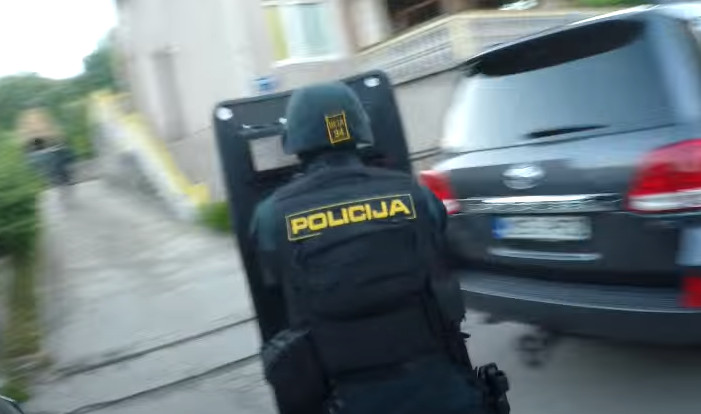 DVOSTRUKA LIKVIDACIJA U PLOČAMA! Ubijen maloljetnik i stariji muškarac: Detalji lede krv u žilama