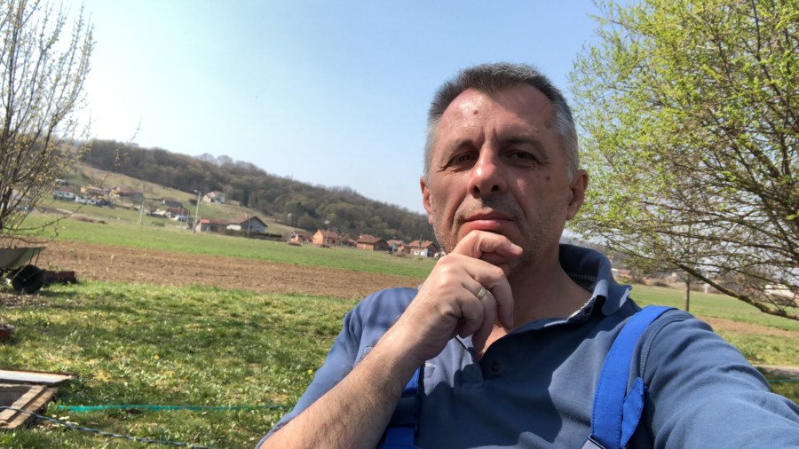 VOĆNJAK BIVŠEG GRADONAČELNIKA MORA BITI ZDRAV! Radojičić prve proljećne dane provodi na imanju (FOTO)