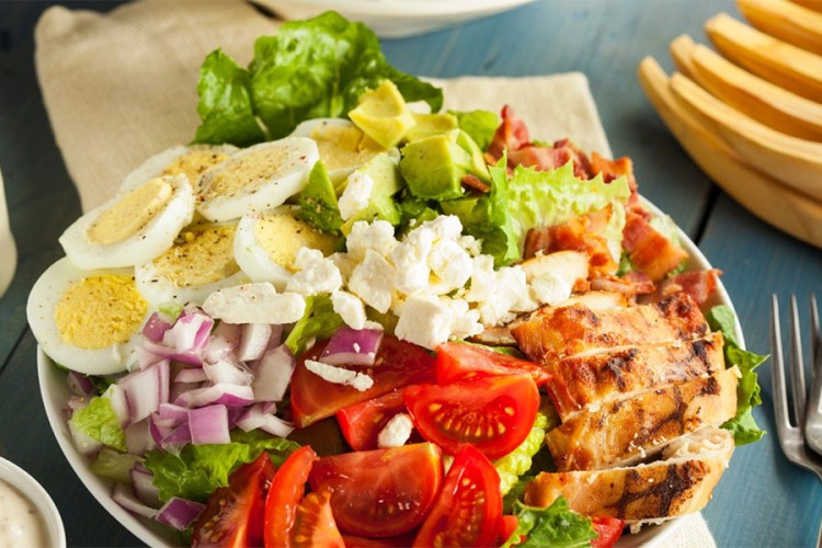 RECEPT DANA: Salata sa piletinom i jajima