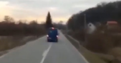 SAOBRAĆAJNA NEZGODA KOD MODRIČE: Vidno pijan izazvao udes (VIDEO)