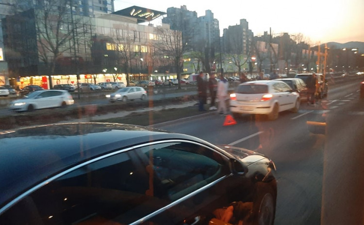 SUDAR TRI AUTOMOBILA u Sarajevu uzrokovao veliku gužvu