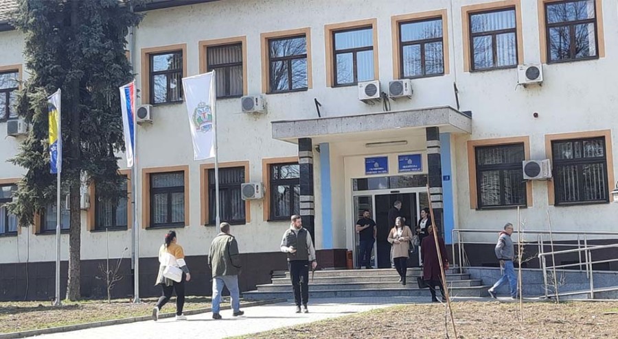 NIKO NAM NIJE JAVIO DA TREBA?! Iz opštine Teslić objasnili zašto zastave nisu spuštene