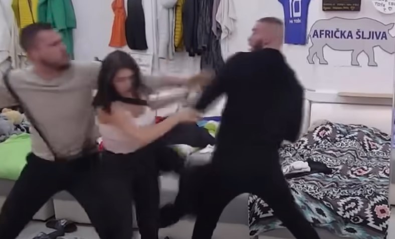 JEDVA IH OBUZDALI! ŽESTOKA TUČA MENSURA I OSMAKČIĆA: Zadrugarke vrištale zbog jezivog prizora, jedva ih obuzdali (VIDEO)