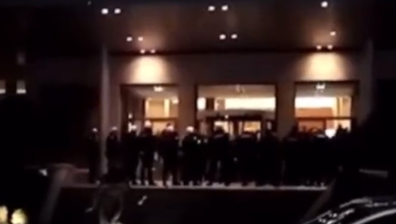 ŽESTOK OBRAČUN! HAOS U BEOGRADU USRED NOĆI: Delije napale navijače Rendžersa ispred hotela (VIDEO)