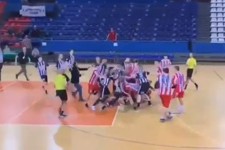OPŠTA TUČA NA TERENU! Mladi rukometaši Crvene Zvezde i Partizana napravili haos u dvorani (VIDEO)