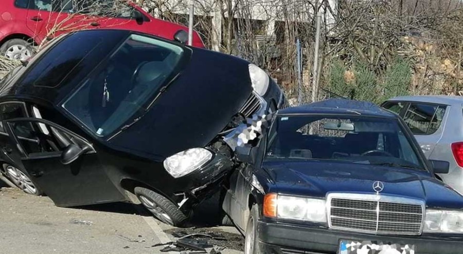 NEZGODA NA PARKINGU UKC-a: Pasat se "popeo" na mercedes