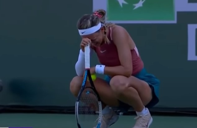 ŠTA SE OVO DESILO: AZARENKA TOKOM MEČA doživjela potpuni emocionalni slom, čučnula i počela da plače (VIDEO)