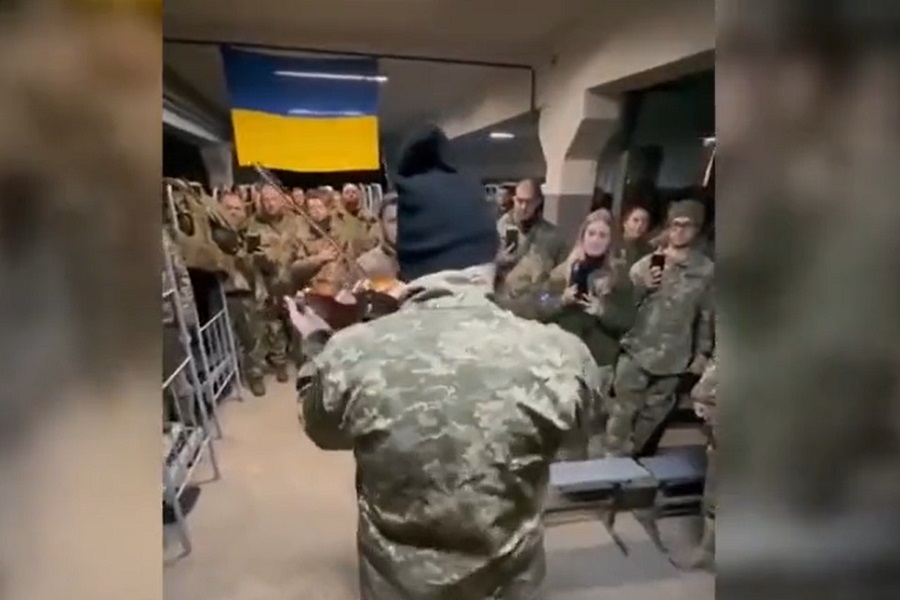 VOJNIK SA VIOLINOM dizao moral trupama! (VIDEO)