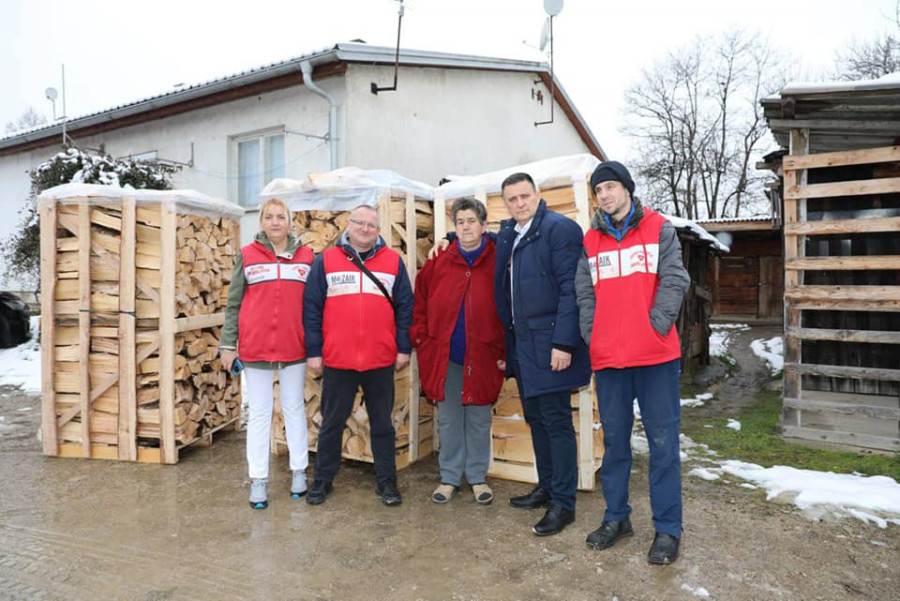 VLADO ĐAJIĆ URUČIO POMOĆ socijalno ugroženoj porodici