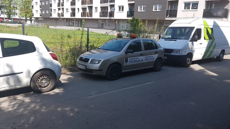 "SKOKNULI" NA ĆEVAPE, PA PREKRŠILI PRAVILA!" Umjesto da kažnjavaju, komunalci pogrešno parkiraju