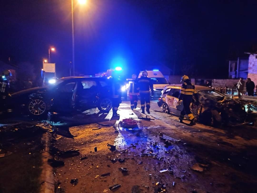 STRAVIČAN SUDAR U BRČKOM: Vatrogasci izvlačili povrijeđene iz smrskanih vozila (FOTO)