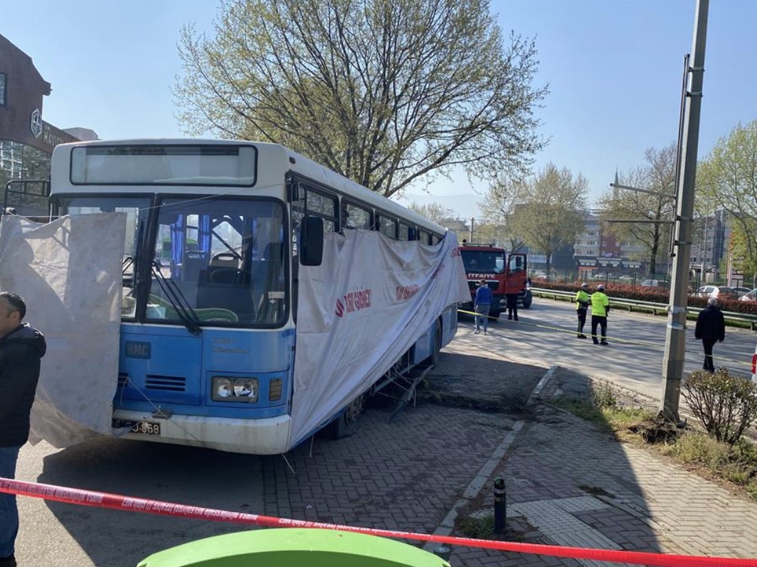 RAZNESEN AUTOBUS U KOJEM SU BILI ZATVORSKI ČUVARI: Razmatra se mogućnost terorističkog napada! (FOTO)
