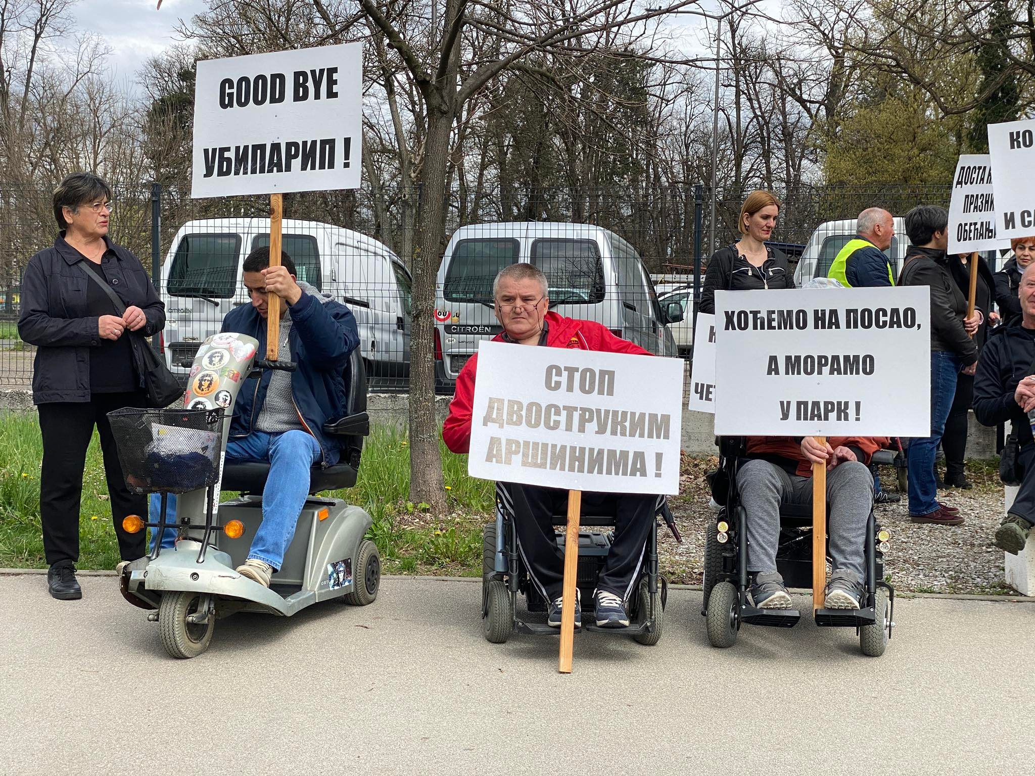 ŽELE DOSTOJANSTVO, BEZ PLATE SU SKORO 10 GODINA! Distrofičari izašli na ulice: Ovo je bruka i sramota! Traže se i ostavke! (FOTO)